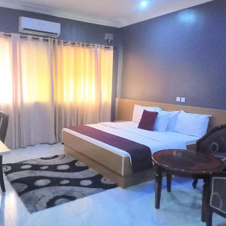 Fawzy Hotel Ibadan Extérieur photo