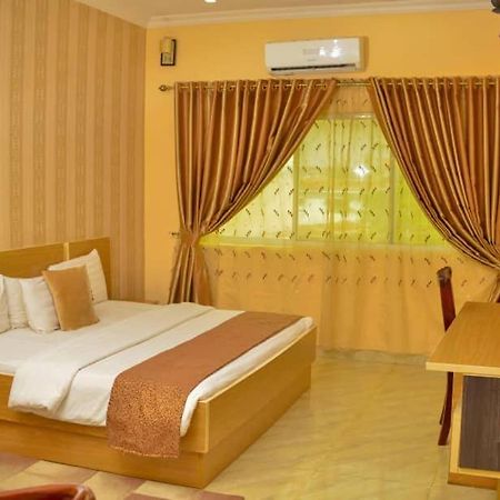 Fawzy Hotel Ibadan Extérieur photo