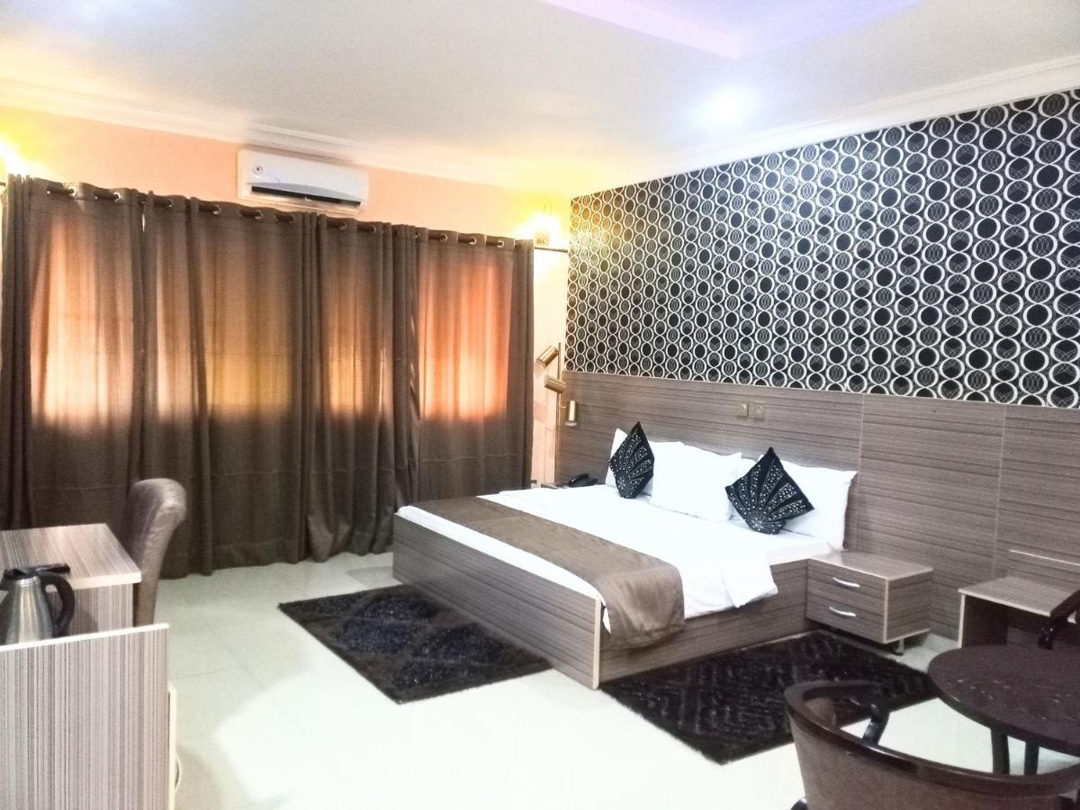Fawzy Hotel Ibadan Extérieur photo