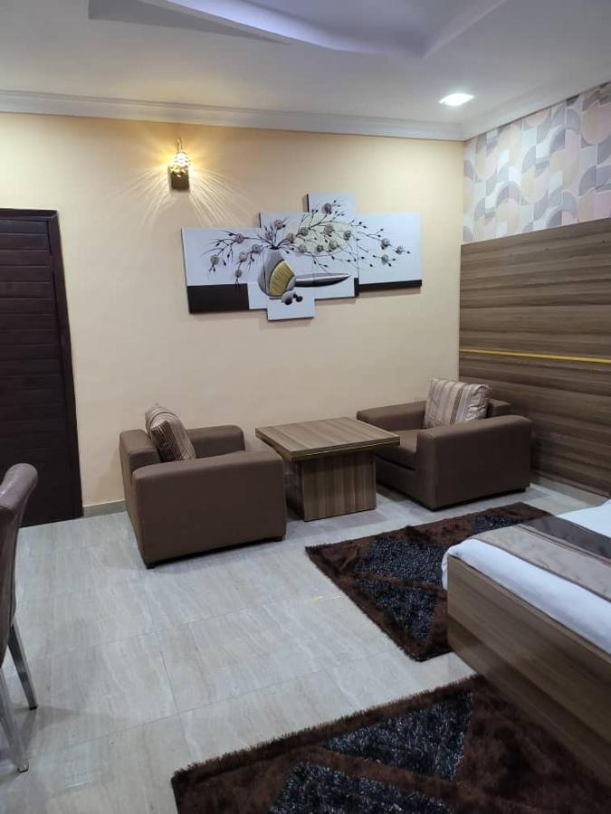 Fawzy Hotel Ibadan Extérieur photo
