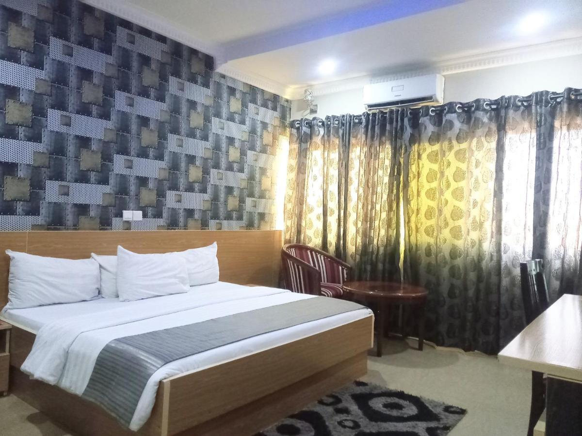 Fawzy Hotel Ibadan Extérieur photo