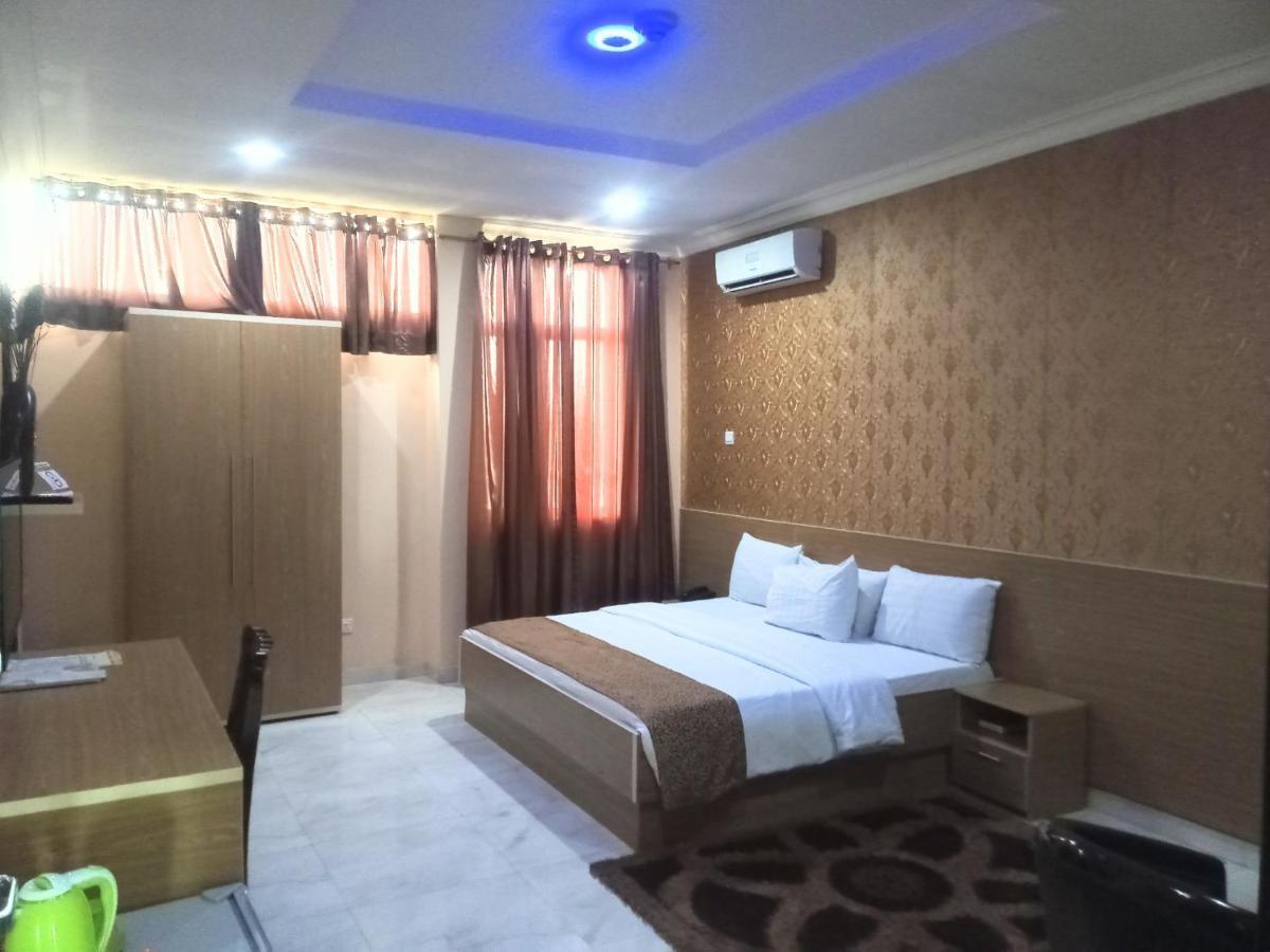 Fawzy Hotel Ibadan Extérieur photo