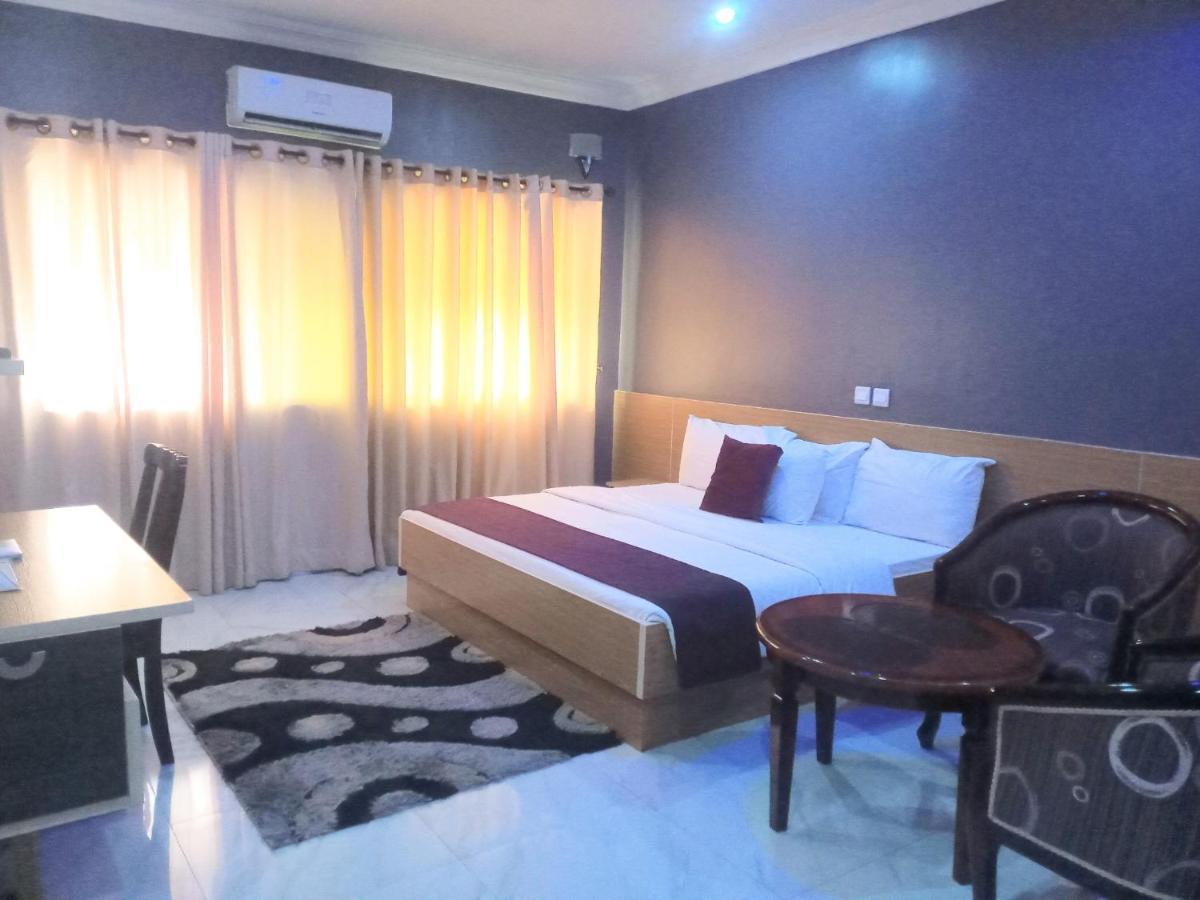 Fawzy Hotel Ibadan Extérieur photo