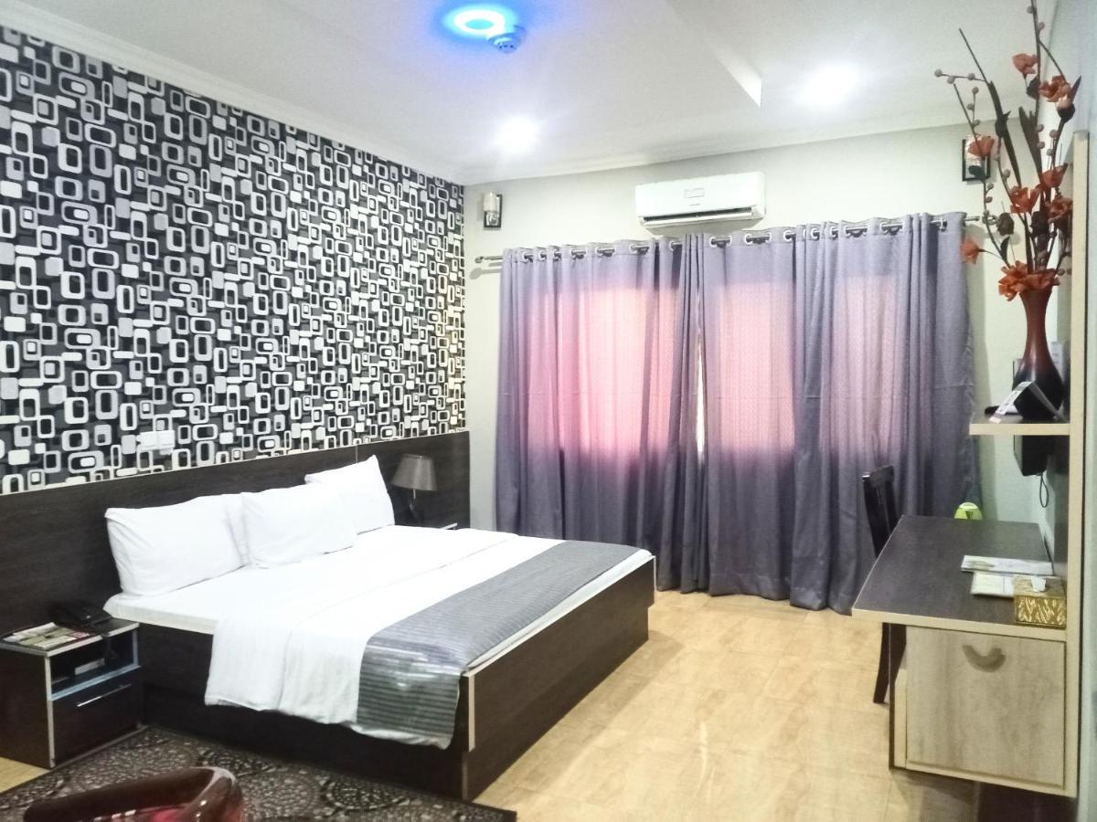 Fawzy Hotel Ibadan Extérieur photo