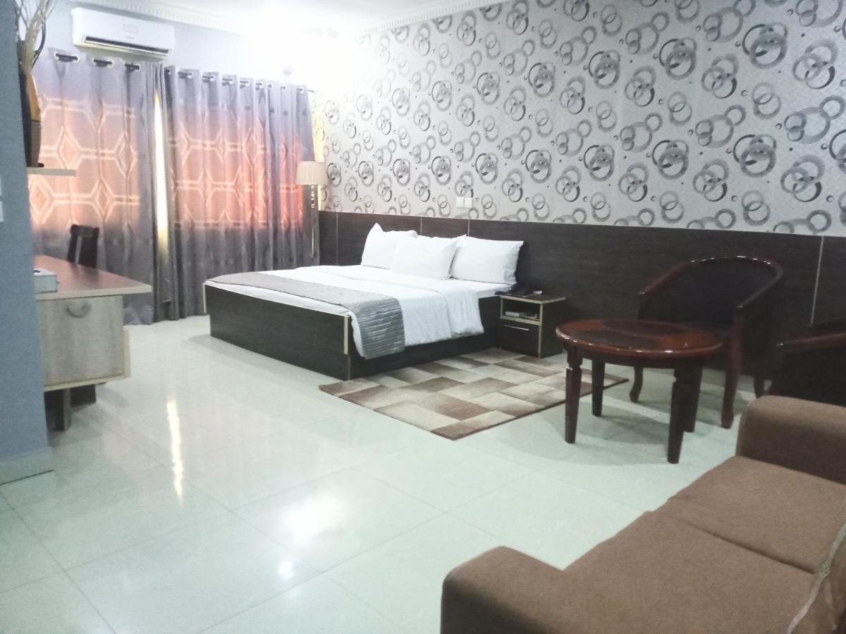 Fawzy Hotel Ibadan Extérieur photo