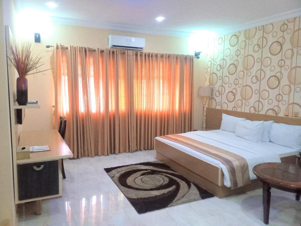 Fawzy Hotel Ibadan Extérieur photo