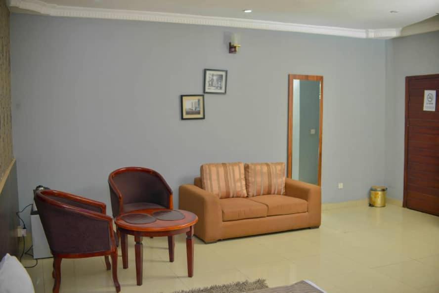 Fawzy Hotel Ibadan Extérieur photo