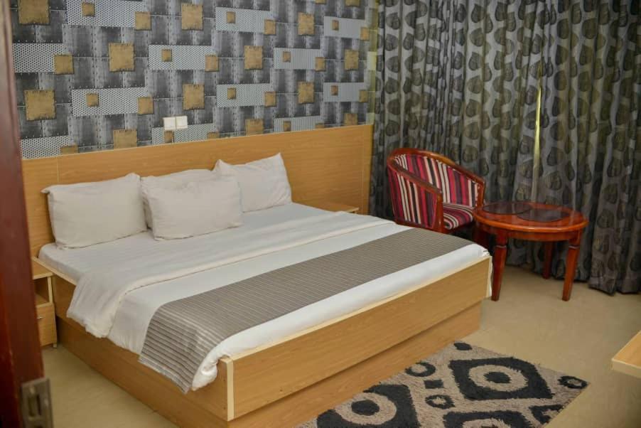 Fawzy Hotel Ibadan Extérieur photo