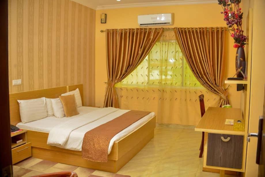 Fawzy Hotel Ibadan Extérieur photo