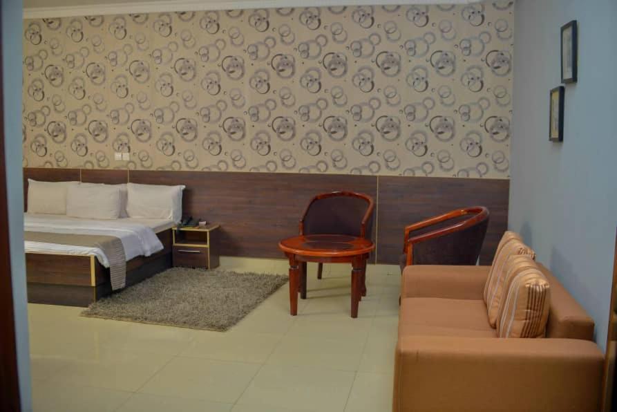 Fawzy Hotel Ibadan Extérieur photo
