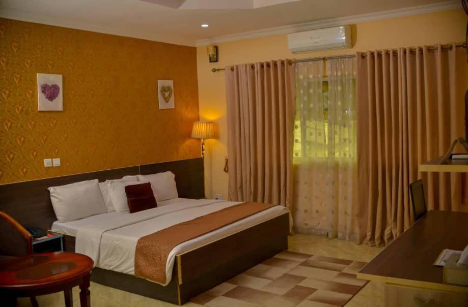 Fawzy Hotel Ibadan Extérieur photo