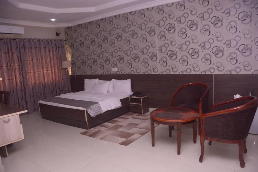 Fawzy Hotel Ibadan Extérieur photo