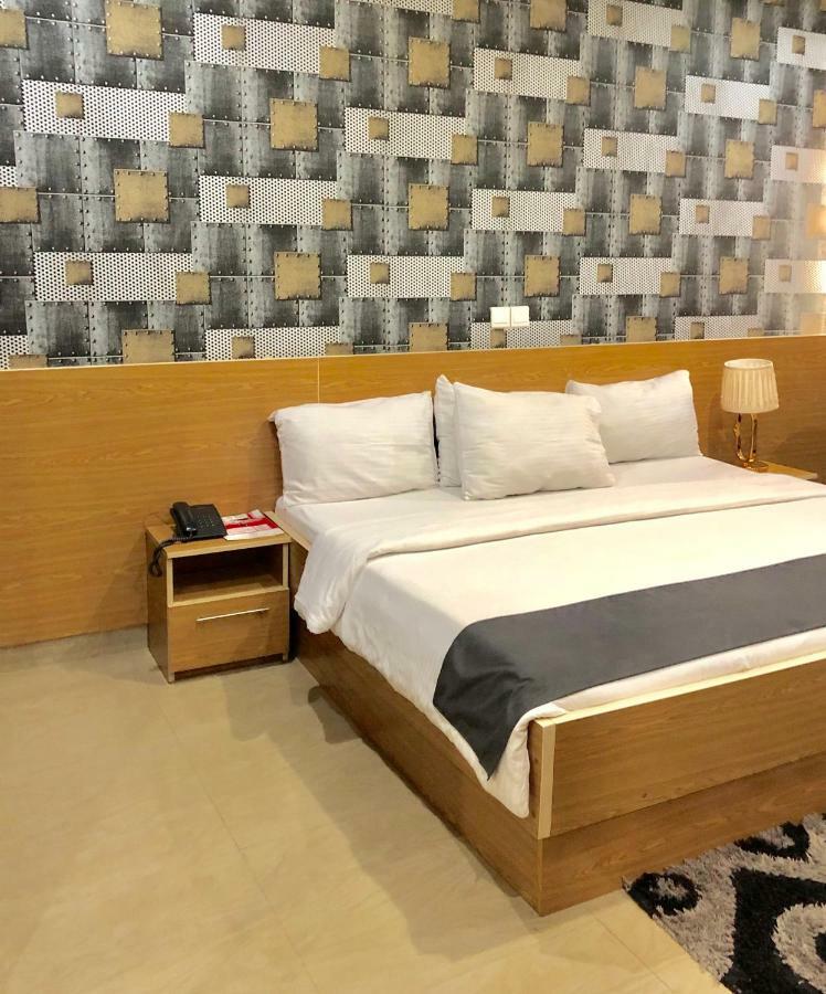 Fawzy Hotel Ibadan Extérieur photo