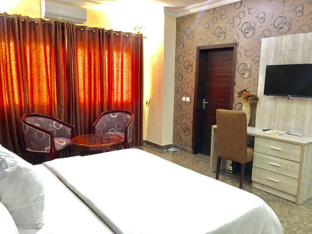 Fawzy Hotel Ibadan Extérieur photo