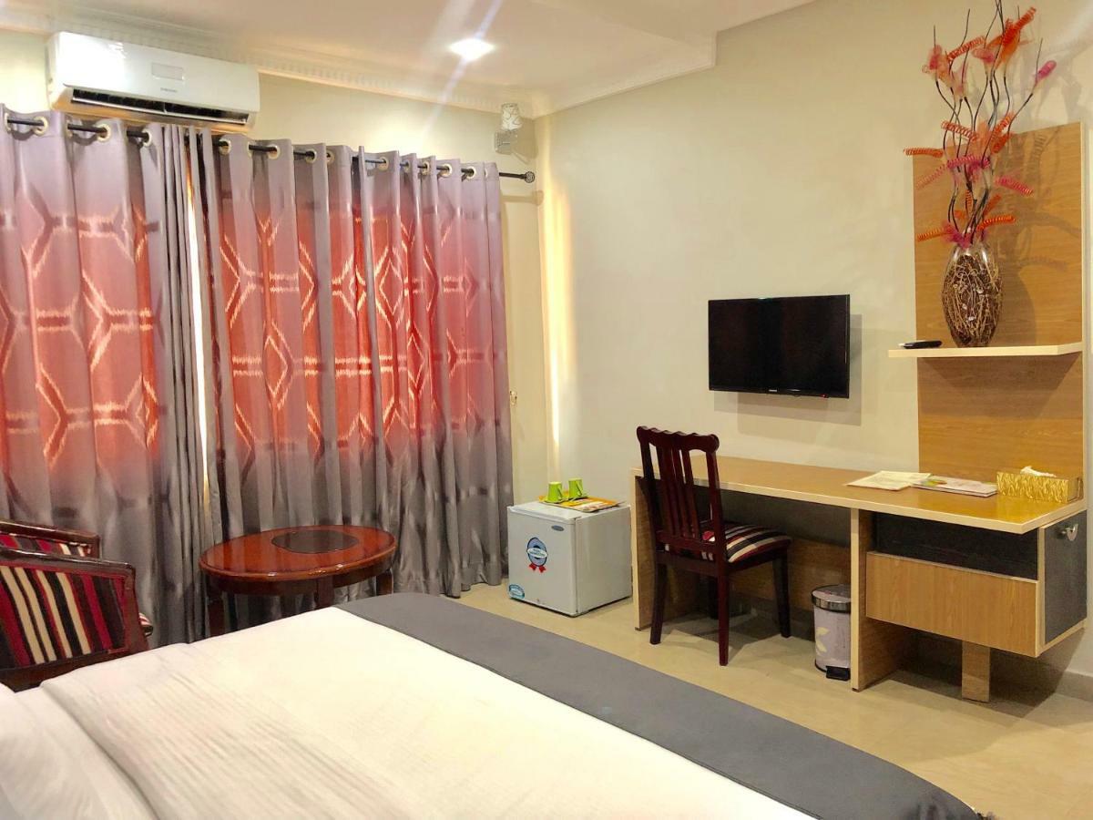 Fawzy Hotel Ibadan Extérieur photo
